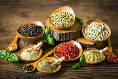 Papriky v dřevěných deskách