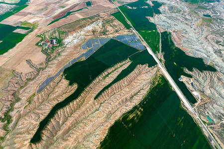 Вид сверху на горы и холмы