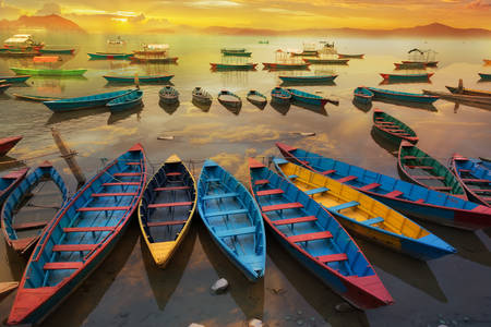 Lodě za soumraku na jezeře Phewa