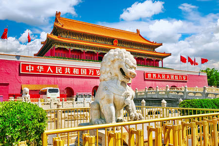 Sochy lva před bránou nebeského míru