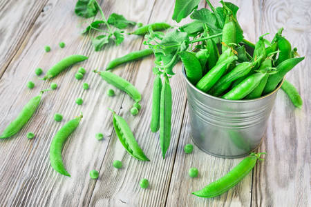 Vagens de ervilhas verdes na mesa